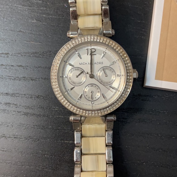 Michael Kors watch. Battery needs to be replaced - Picture 3 of 3